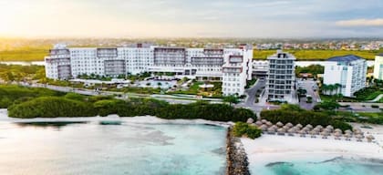 El Embassy Suites By Hilton en Aruba, uno de los complejos que visitó Adorni