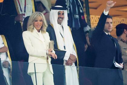 El emir de Qatar, el jeque Tamim bin Hamad, en el palco de honor del estadio Lusail junto al presidente de Francia, Emmanuel Macron, y su mujer, Brigitte. 