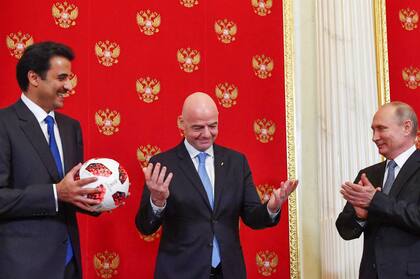 El emir Sheikh Tamim bin Hamad al-Thani; Gianni Infantino, presidente de la FIFA, y Vladimir Putin, presidente de Rusia, durante un encuentro en el Kremlin
