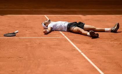 El emocionado festejo de Pedro Cachin tras vencer al español Albert Ramos Viñolas y obtener su primer título ATP