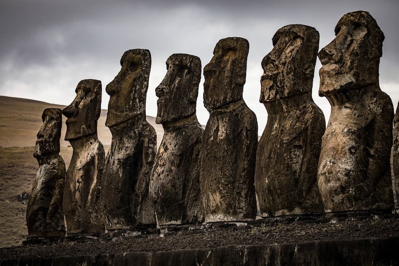 '🗿' en WhatsApp: el emoji que domina el sarcasmo y su origen milenario