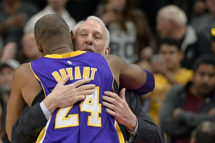 El emotivo abrazo de Kobe con Popovich