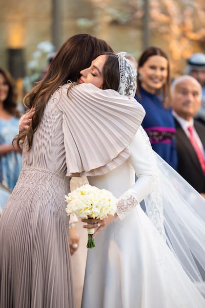 El emotivo abrazo de la novia con su madre, una vez terminada la ceremonia.