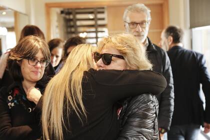 El emotivo abrazo entre Claudia Facio, una de sus sobrinas, y Gabriela García Romero, presidenta de la Fundación María Elena Walsh-Sara Facio