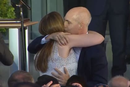 El abrazo entre Larreta y María Eugenia Vidal