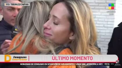 El emotivo abrazo entre las hermanas Julieta y Natalia Prandi en la entrada de los Tribunales de Campana
Foto: captura América
