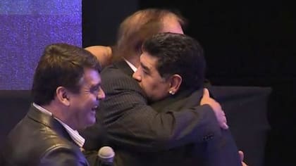 El emotivo abrazo entre Maradona y Bilardo