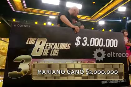 El emotivo abrazo entre Mariano y su hija Agustina tras ganar Los 8 escalones de los tres millones (Foto: Captura / eltrece)