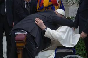 Fuerte abrazo entre Milei y el papa Francisco durante la misa de canonización de Mama Antula