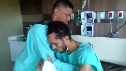 El emotivo encuentro de Helio Neto, uno de los sobrevivientes, con el policía que lo rescató