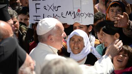 El emotivo encuentro del papa Francisco con los refugiados en Lesbos