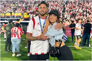 El beso de Camila Homs con José Sosa tras salir campeón con Estudiantes