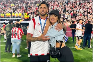 El beso de Camila Homs con José Sosa tras salir campeón con Estudiantes