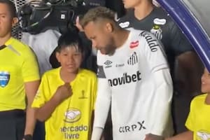 El emotivo gesto de Neymar Jr. con un niño en la cancha de San Lorenzo