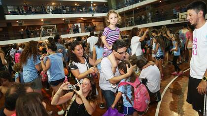 El emotivo momento del reencuentro: Ariel Goldman recibe a su hija Melanie, de 7 años, en el club Hacoaj
