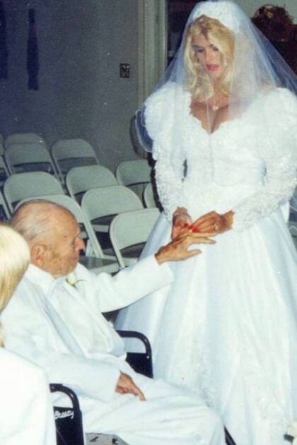 El emotivo momento en que Anna Nicole Smith le coloca el anillo a su novio Howard Marshall II