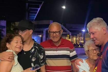 El emotivo reencuentro de familiares cubanos que viajan del sur de Florida a Punta Cana