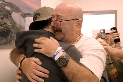 El emotivo reencuentro de Tal Kuperstein con su hijo Bar, tras su liberación este lunes