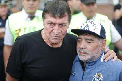 El emotivo saludo entre Falcioni y Maradona en el Florencio Sola