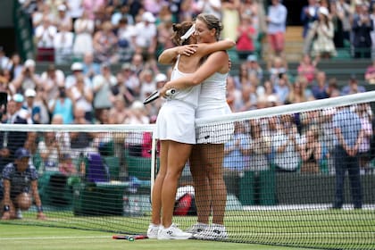 El emotivo saludo entre las alemanas Tatjana Maria y Jule Niemeier en Wimbledon. 