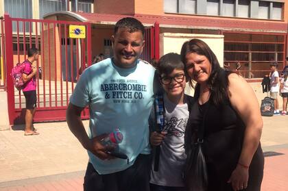 “El empadronamiento fluyó muy correcto, llegamos un miércoles el viernes nuestro hijo más pequeño, Jeremías, ya estaba en el cole con un maestro de apoyo y un padrino que era un compañero de aulas, que lo acompañó durante el primer mes”.