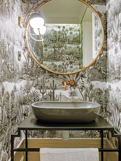 El empapelado de la famosa firma francesa Pierre Frey tiene un dibujo rico que fue apaciguado con blanco y negro.