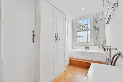 El empapelado puede ser solo un detalle en una pared o un sector del ambiente