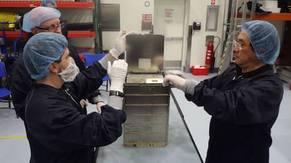 El "empaquetado" del microsatélite Atenea para su inclusión en el cohete de Artemis II