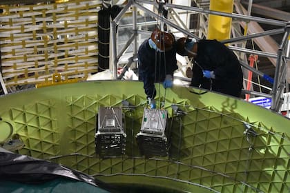 El "empaquetado" del microsatélite Atenea para su inclusión en el cohete de Artemis II