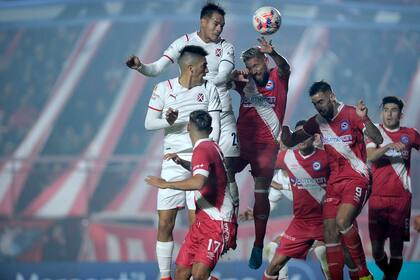 El empate parcial para Independiente llegó en una segunda jugada tras un córner; Leandro Benegas igualó al lado del segundo palo, pero el Rojo no sostuvo el resultado.
