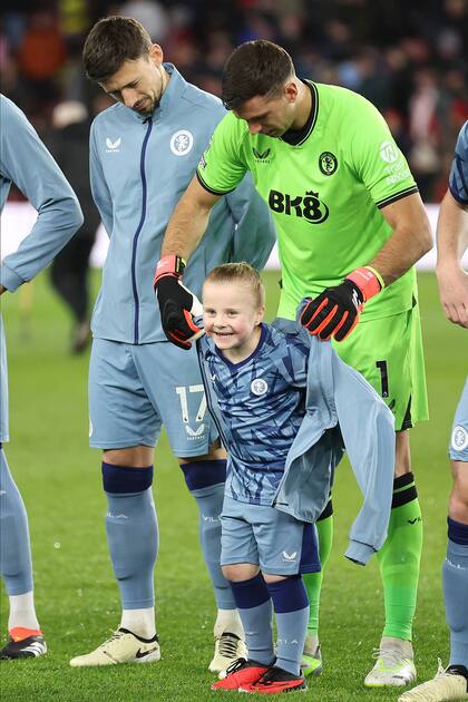 El empático gesto de Emiliano Martínez para con la desabrigada niña que estaba delante de él en la presentación de los equipos en Sheffield United 0 vs. Aston Villa 5.