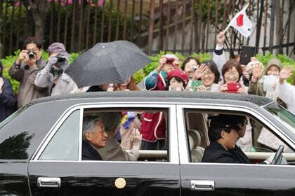 Los japoneses saludan al emperador Akihito y la emperatriz Michiko