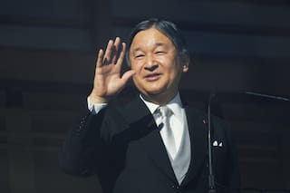 El emperador de Japón y su familia saludan a simpatizantes por Año Nuevo
