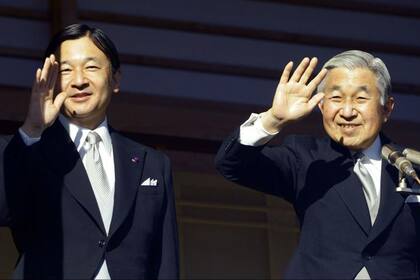 El emperador japonés Akihito y el príncipe heredero Naruhito, en el Palacio Imperial de Tokio, en 2010