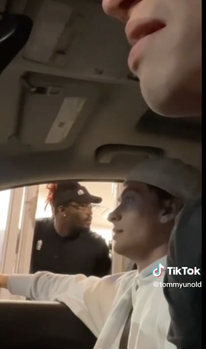 El empleado del lugar volteó a todos lados para intentar descifrar que pasó con el pedido de su cliente