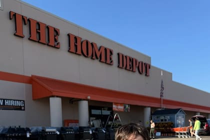 El empleado fue arrestado por aplicar descuentos excesivos en un Home Depot
