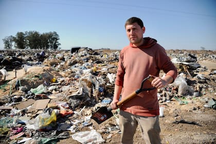 El empleado municipal Federico Báez fue el primero que encontró dólares, el lunes, y sigue buscando