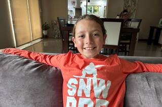 En lugar de jugar se volvió famoso y usa la fama para ayudar