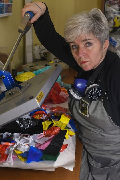 El emprendimiento desde 2012 se dedica a armar mochilas, riñoneras y hasta cinturones hechos 100% con lonas de cartelería (banners) y bolsas de alimentos para mascotas es Suahilli