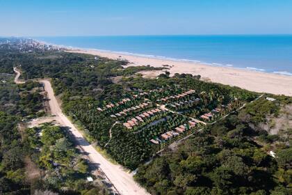 El emprendimiento está ubicado a pasos de Mar de las Pampas, sobre el majestuoso eje marítimo de Villa Gesell - Mar Azul