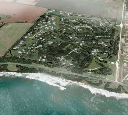 El emprendimiento se desarrolla sobre un terreno de 100 hectáreas vírgenes, ubicado a 15 miutos de Playa Grande y a 100 metros del mar.