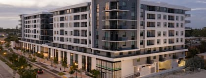 El emprendimiento se encuentra a pasos de negocios, restaurantes y transporte público