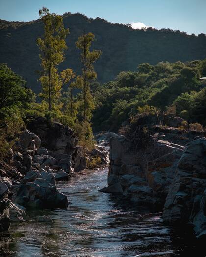 El emprendimiento se encuentra al borde del río Xanaes (Río Segundo), en el tranquilo valle de Paravachasca.