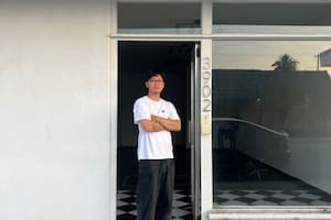 Su novia murió y él abrió una cafetería en Los Ángeles para homenajearla: su plan para ayudar a otras personas