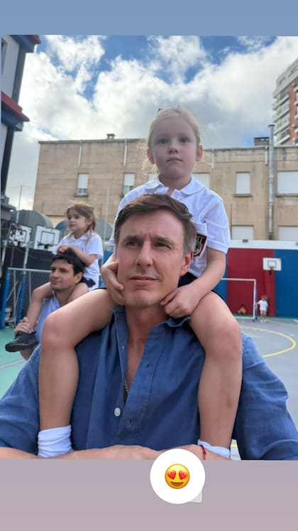El empresario acompañó a su hija en su primer día de clases (Foto: Instagram @robergmoritan)