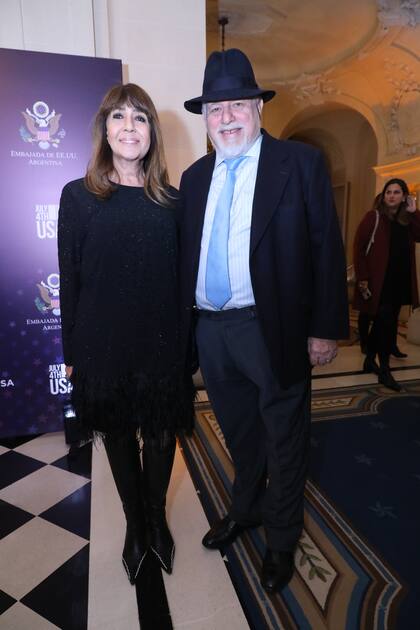 El empresario Adrián Werthein y Fabiana Ricagno, con un look de Michael Kors