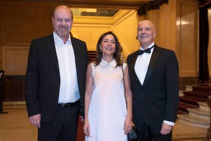 El empresario agroindustrial y músico Gustavo Grobocopatel, la soprano Verónica Cangemi y Jorge Telerman