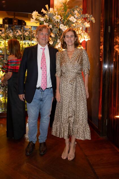 El empresario agropecuario Marcos Pereda y su mujer, Azul García Uriburu, hija del famoso artista plástico, Nicolás García Uriburu. Ella eligió un vestido de estampa floral, de Sandro París.