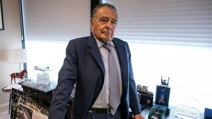 El empresario argentino Eduardo Eurnekian busca quedarse con el negocio de los DNI