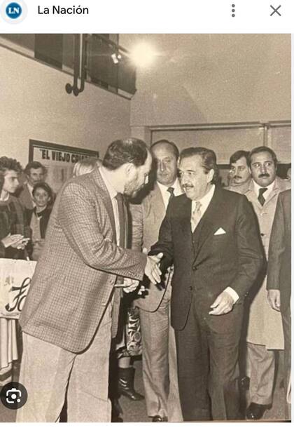 El empresario Carlos Rottemberg recibe en 1986 a Raúl Alfonsín, para ver la obra "Made in Lanús", en la última visita de un presidente en ejercicio a una sala teatral comercial en Mar del Plata